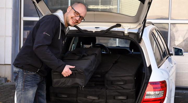 Reduce forwarding costs by transporting your Luban booth in a car or transporter.